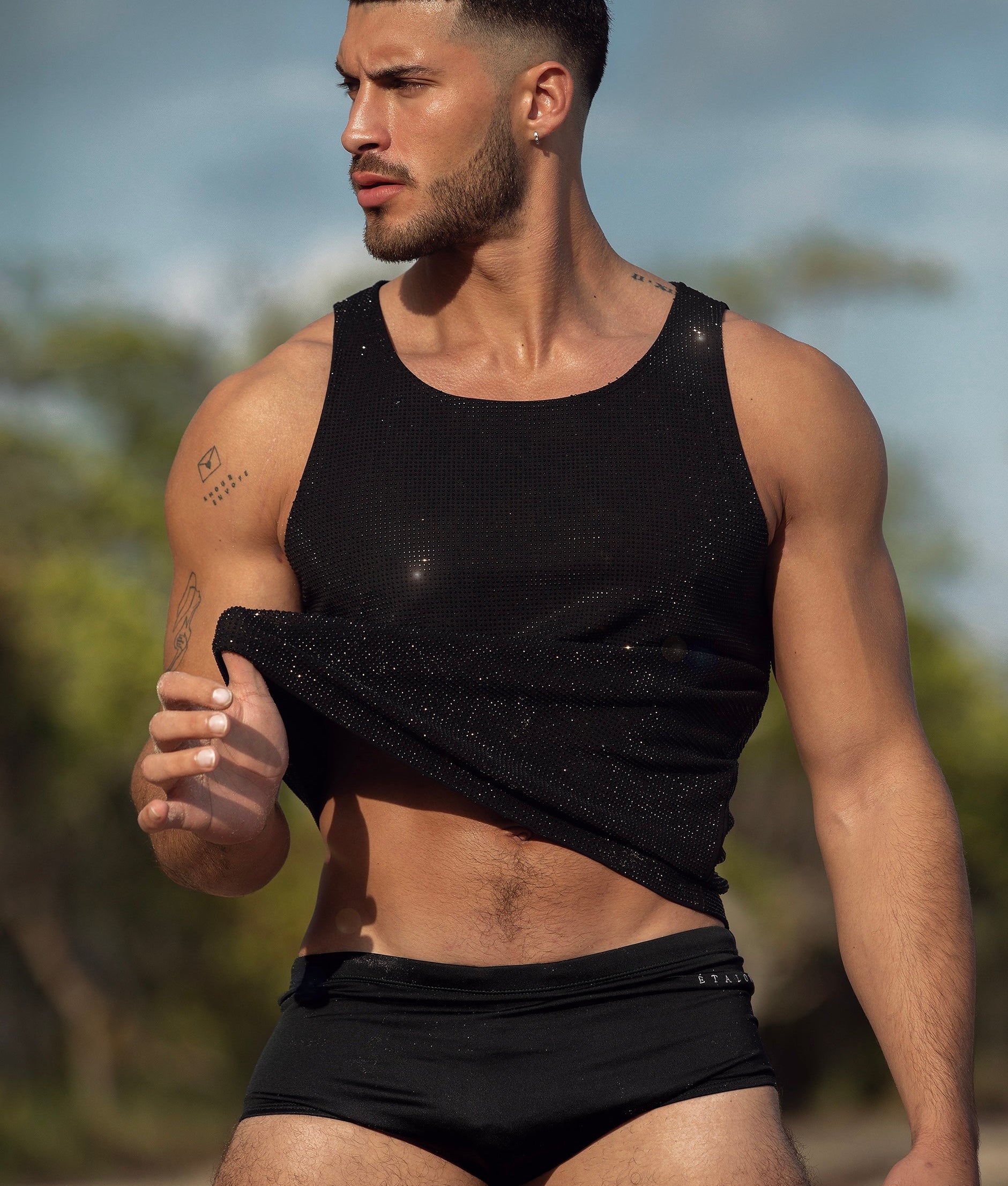Étalon Black Swim Sunga - sunga lifestyle beach setting