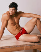 Étalon Signature Brief - brief lifestyle sitting pose