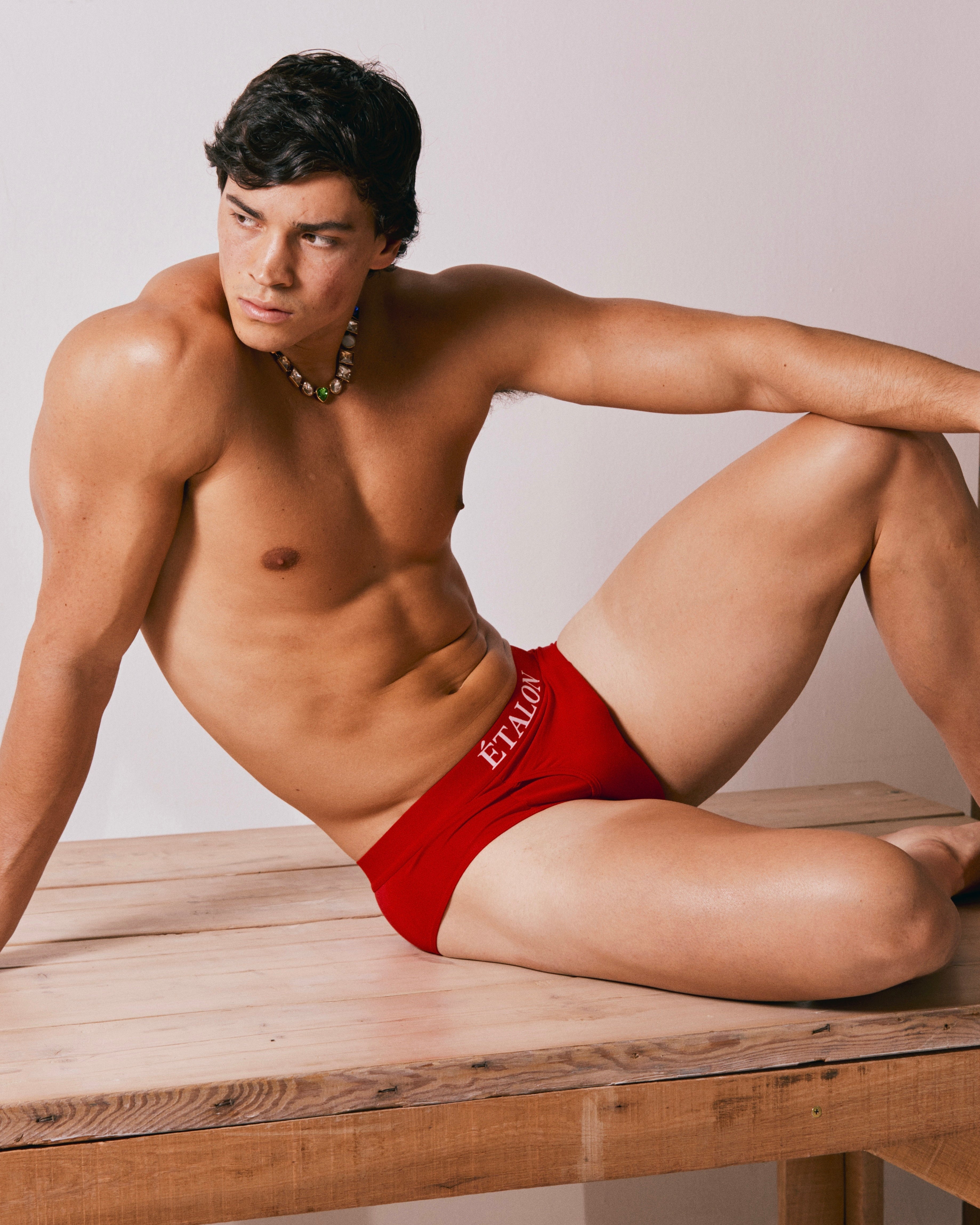 Étalon Signature Brief - brief lifestyle sitting pose